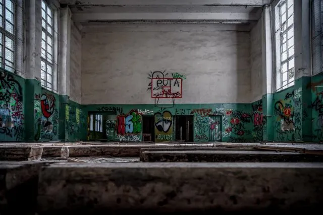 Elevi în sala de sport a școlii, în timpul unui exercițiu de echipă